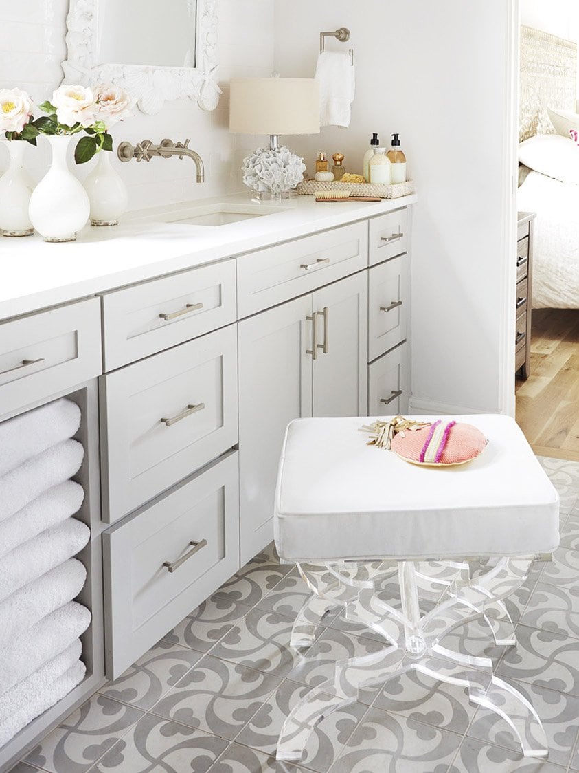 Clear acrylic x bench in grey bathroom design on Thou Swell #bathroom #bathroomdesign #greycabinets #greybathroom #xbench