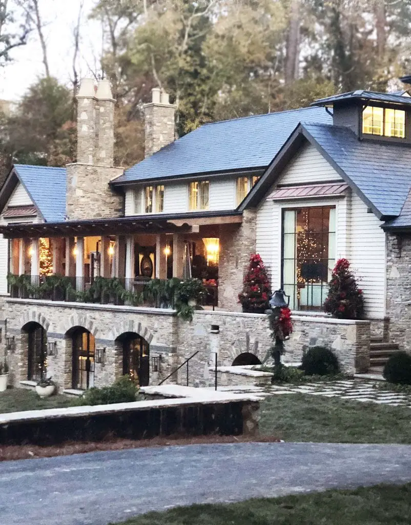 Home for the Holidays Showhouse by Atlanta Homes & Lifestyles first look on Thou Swell #showhouse #hometour #interiordesign #luxurydesign #atlantahomes #atlantashowhouse #holidaydecor #holidayshowhouse #holidayhome