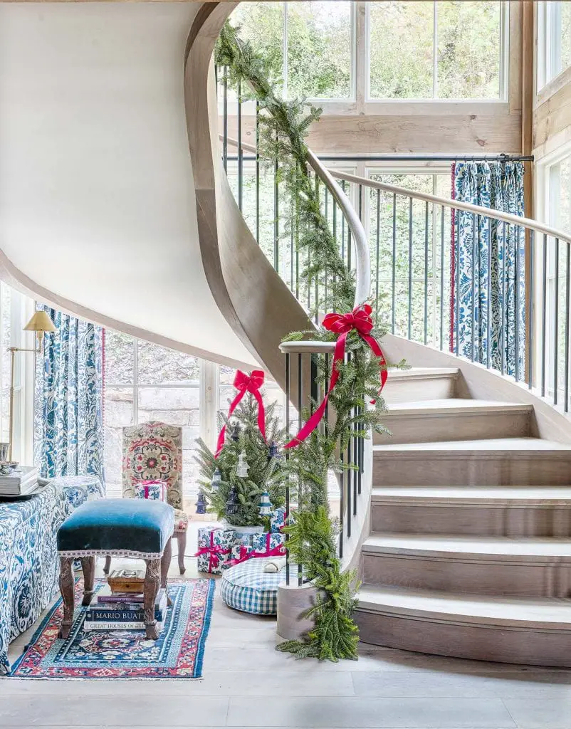 Home for the Holidays Showhouse by Atlanta Homes & Lifestyles first look on Thou Swell #showhouse #hometour #interiordesign #luxurydesign #atlantahomes #atlantashowhouse #holidaydecor #holidayshowhouse #holidayhome