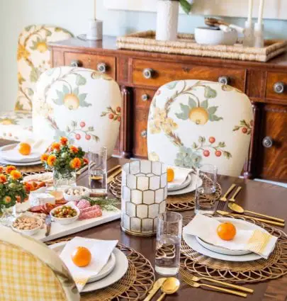 A fresh and approachable Thanksgiving table with Serena & Lily rattan placemats and decor by Kevin Francis O'Gara #thanksgiving #tablesetting #tablescape #thanksgivingtable #thanksgivingdecor #serenaandlily