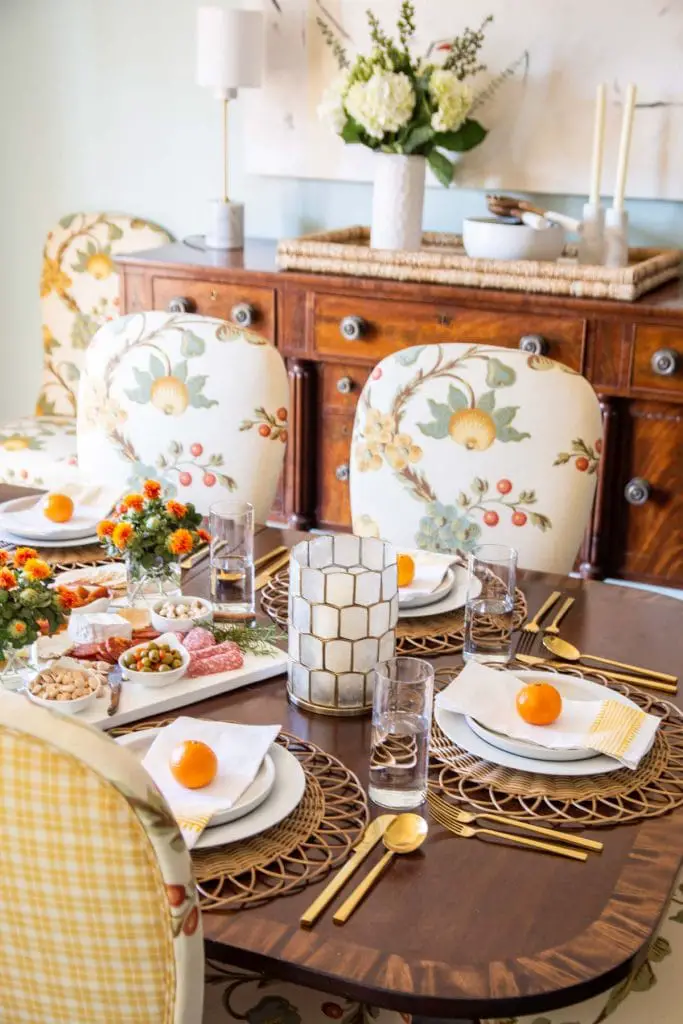 A fresh and approachable Thanksgiving table with Serena & Lily rattan placemats and decor by Kevin Francis O'Gara #thanksgiving #tablesetting #tablescape #thanksgivingtable #thanksgivingdecor #serenaandlily