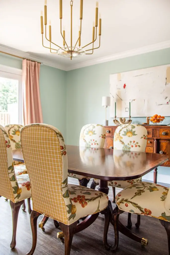 Clare Headspace blue-green paint color in traditional dining room in Atlanta by Kevin O'Gara on Thou Swell #diningroom #clareheadspace #diningroomdesign #traditionaldiningroom #traditionalroom #traditionaldesign #neotrad #neotraditional