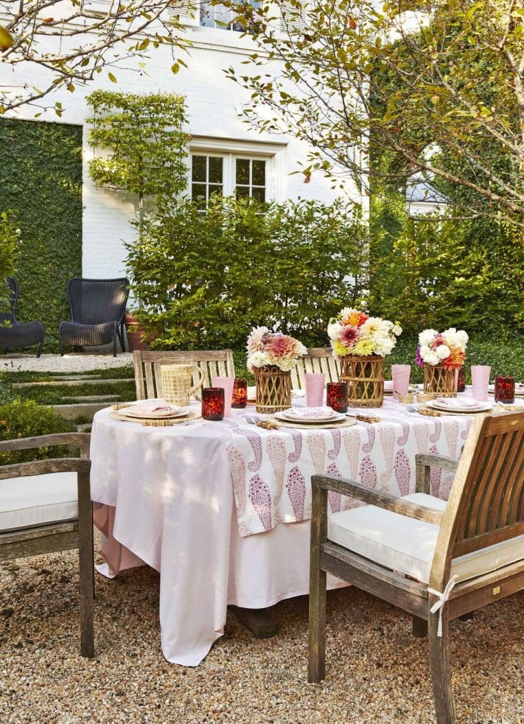 Garden patio dining table setting with fresh flowers and tablecloth on Thou Swell #patio #garden #gravelpatio #gardenparty #tablesetting #entertaining 