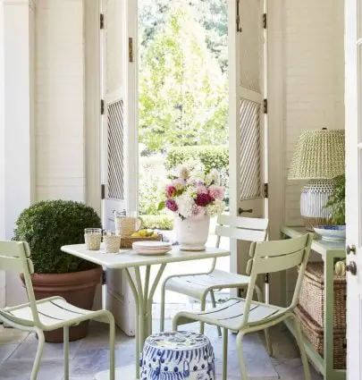 Porch table setting garden room with shutter doors on Thou Swell #porch #patio #gardenroom #garden #diningtable #tablesetting #spring #entertaining