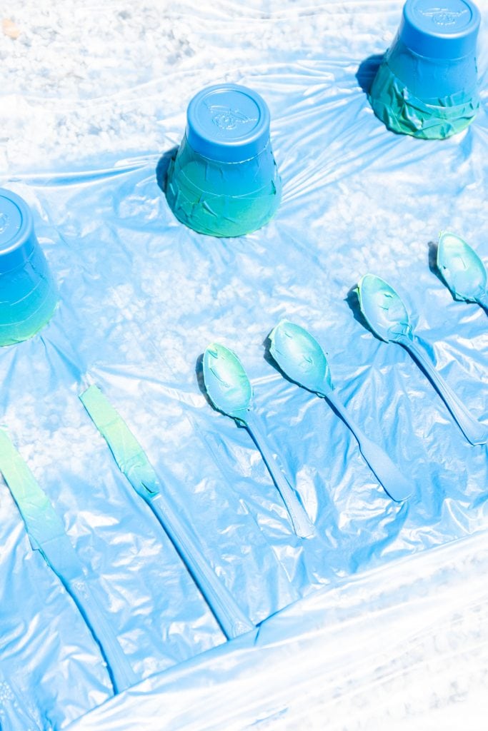 DIY dipped picnic set with vintage silverware and glasses using Plasti Dip spray paint plastic coating in Gulf Blue on Thou Swell #plastidip #picnicset #picnic #diy #diyproject #upcycling #spraypaint #vintage #diycraft #custom #dipheadsunite