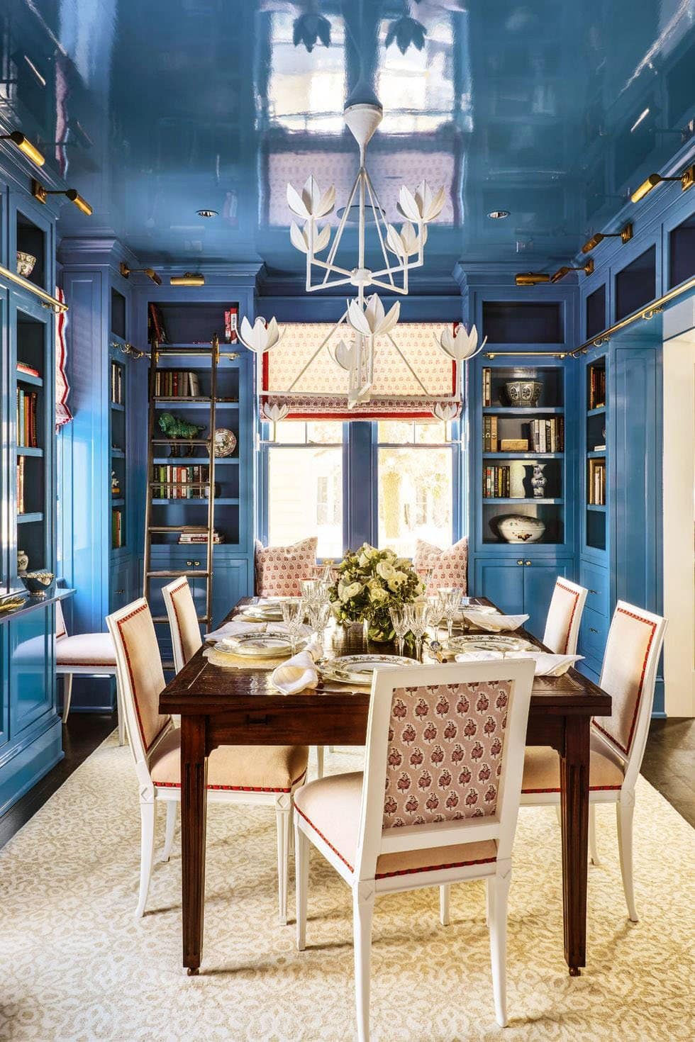 Blue lacquered dining room with built-in bookshelves and traditional furniture on Thou Swell #diningroom #diningroomdesign #lacqueredwalls