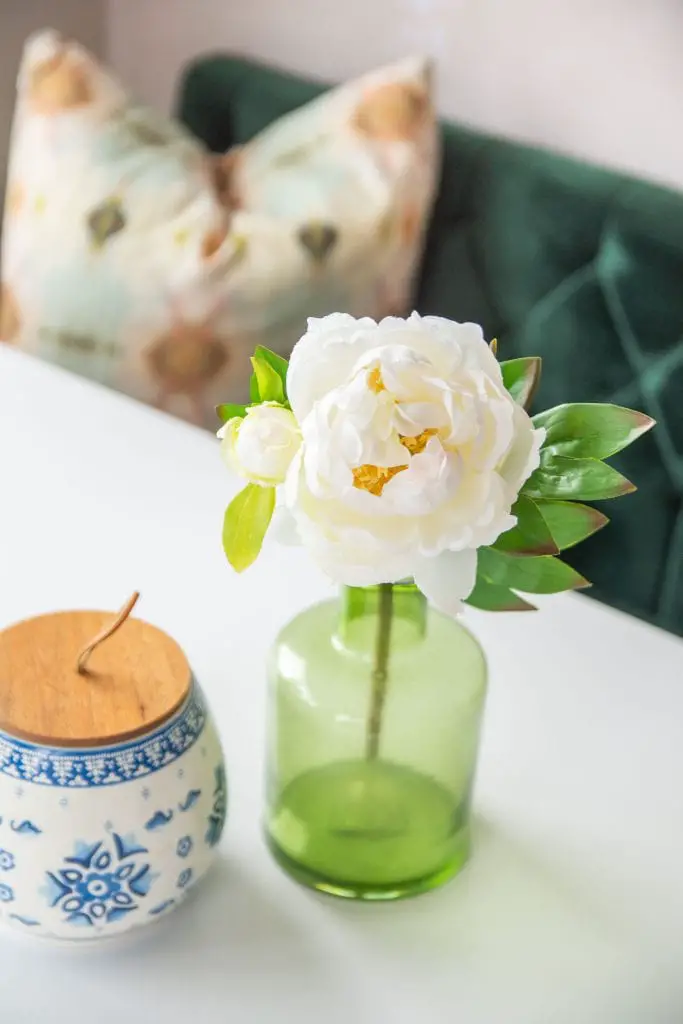 How to style faux  plants and flowers, styling fake plants and greenery at home, home decor tips with Sullivan's Home Decor brand on Thou Swell #homedecor #fauxplant #fauxflowers #styling #stylingtips #homedecortips #homedecorideas #decor #decorating #indoorplants