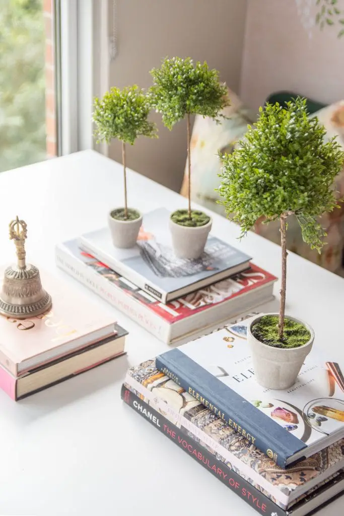 How to style faux plants and flowers, styling fake plants and greenery at home, home decor tips with Sullivan's Home Decor brand on Thou Swell #homedecor #fauxplant #fauxflowers #styling #stylingtips #homedecortips #homedecorideas #decor #decorating #indoorplants
