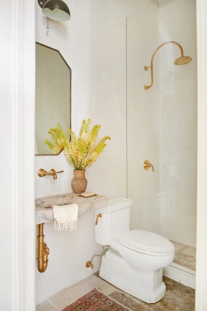 Cream and gold bathroom design by Amber Interiors on Thou Swell #bathroom #bathroomdesign #bathroomideas #homedesign