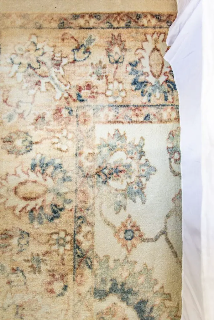 Mohawk Home vintage-inspired area rug in small-space apartment design by Kevin O'Gara in Buckhead Atlanta #vintagerug #arearug #rugdesign #mohawkhome #interiordesign #apartmentdesign #homedecorideas #homedecor 