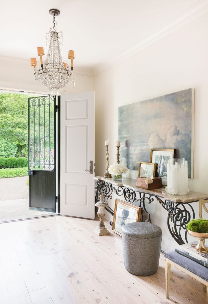 Traditional foyer entry design with antiques and bleached oak floors in elegant Memphis colonial house style on Thou Swell #hometour #housetour #traditionalhome #interiordesign #homedesign #homedecorideas #traditionaldesign #homedecor