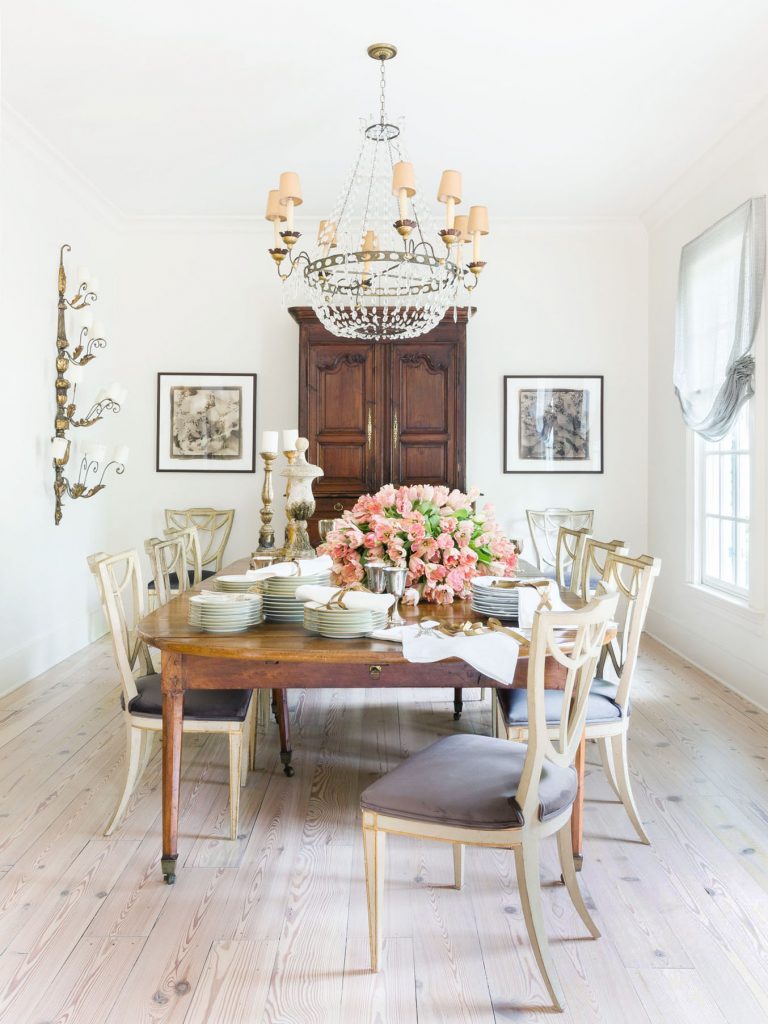 Traditional dining room with antiques and bleached oak floors in elegant Memphis colonial house style on Thou Swell #hometour #housetour #traditionalhome #interiordesign #homedesign #homedecorideas #traditionaldesign #homedecor