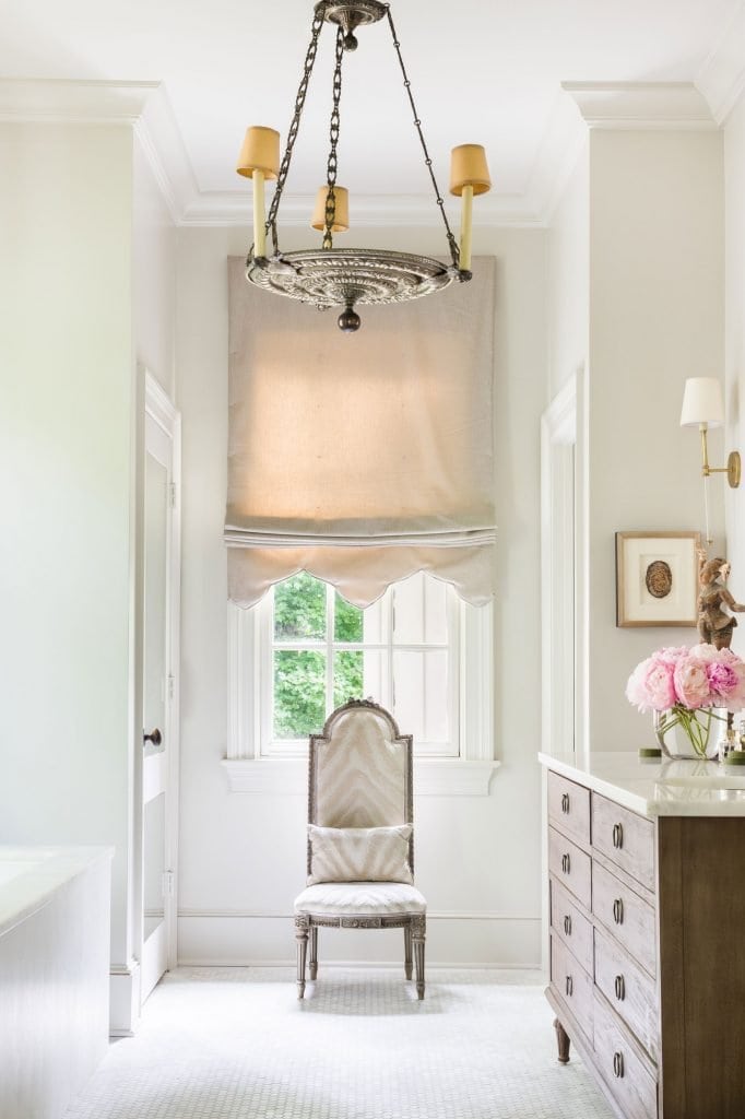 Antique chair and custom roman shade for a master bathroom design in elegant Memphis colonial house style on Thou Swell #hometour #housetour #traditionalhome #interiordesign #homedesign #homedecorideas #traditionaldesign #homedecor