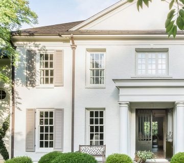 Light exterior paint, painted brick, off-white house color in elegant Memphis home tour on Thou Swell #hometour #housetour #traditionalhome #interiordesign #homedesign #brickhouse #traditionaldesign #exterior #architecture