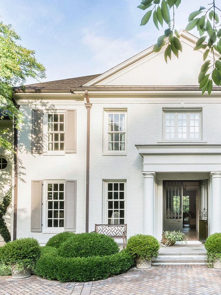 Light exterior paint, painted brick, off-white house with traditional architecture, elegant Memphis colonial house style on Thou Swell #hometour #housetour #traditionalhome #interiordesign #homedesign #brickhouse #traditionaldesign #exterior #architecture