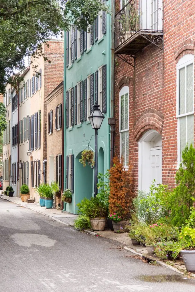 Charleston weekend travel guide with the best places to stay, eat, and shop in the Holy City on Thou Swell #charleston #southcarolina #charlestontravelguide #travelguide #weekendguide #charlestonsc #discoversc