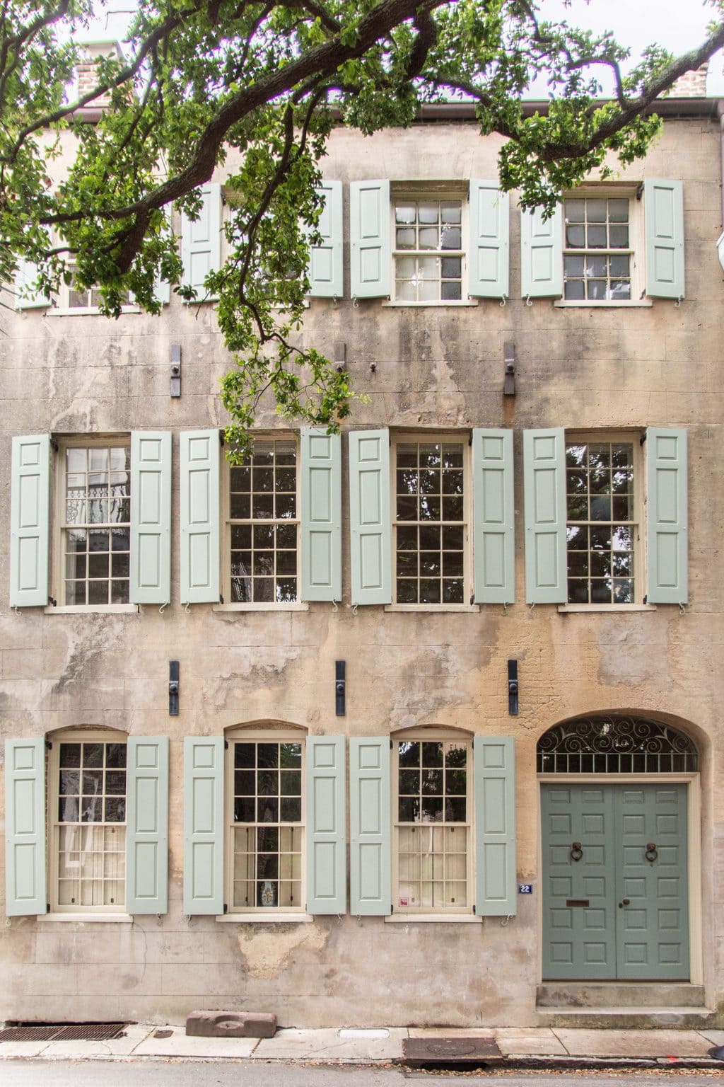 CHARLESTON WEEKEND TRAVEL GUIDE: 72 HOURS IN THE HOLY CITY 1 Charleston weekend travel guide with the best places to stay, eat, and shop in the Holy City on Thou Swell #charleston #southcarolina #charlestontravelguide #travelguide #weekendguide #charlestonsc #discoversc