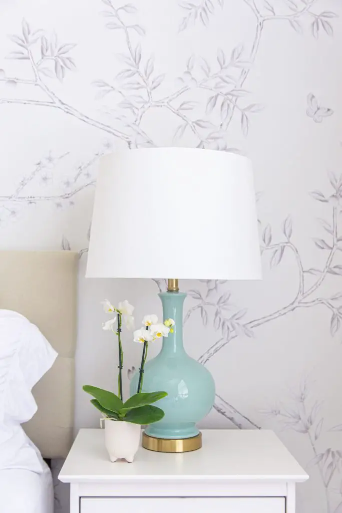 Grace's college bedroom design makeover, college decorating, temporary wallpaper, chinoiserie mural, white bedroom decor on Thou Swell #bedroom #bedroommakeover #bedroomdesign #bedroomdecor #collegebedroom #collegedecor #backtocollege