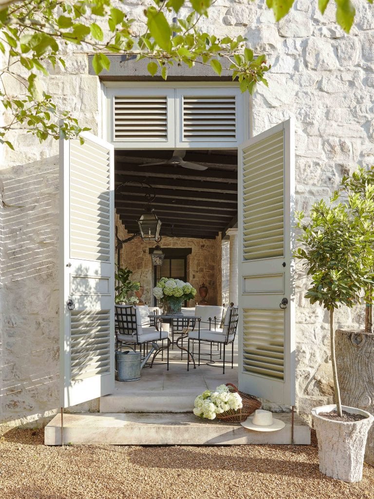 Modern farmhouse porch design in Mountain Brook, Alabama by Paul Bates and Melanie Pounds on Thou Swell #farmhouse #alabama #southernhome #hometour #homedesign #interiordesign